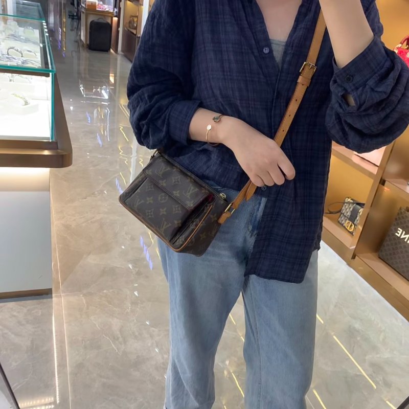 ️LV 經典老花肩背豆腐包 28*13*9 98新配件塵袋-0