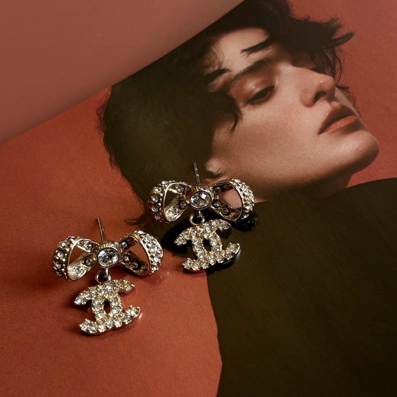 ::CHANEL:: 經典雙C LOGO水鑽鑲飾蝴蝶結造型穿式耳環(金色)-0