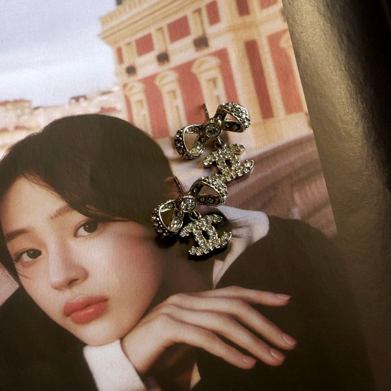 ::CHANEL:: 經典雙C LOGO水鑽鑲飾蝴蝶結造型穿式耳環(金色)-1