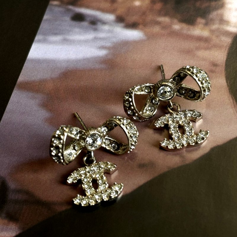 ::CHANEL:: 經典雙C LOGO水鑽鑲飾蝴蝶結造型穿式耳環(金色)-2