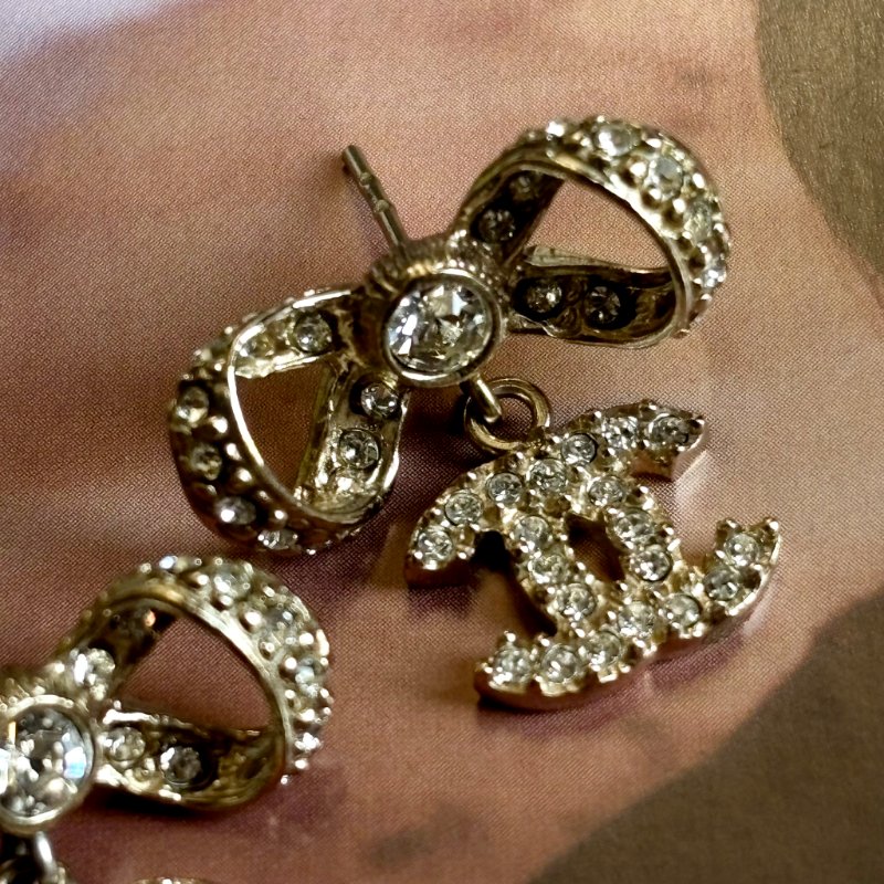 ::CHANEL:: 經典雙C LOGO水鑽鑲飾蝴蝶結造型穿式耳環(金色)-3