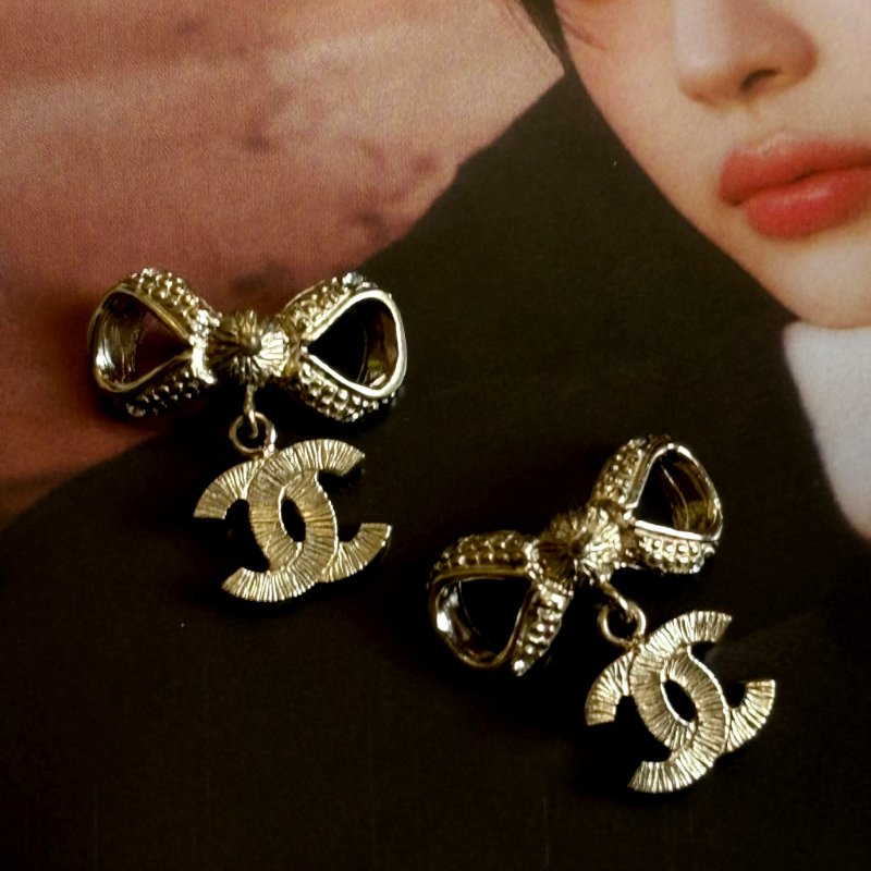 ::CHANEL:: 經典雙C LOGO水鑽鑲飾蝴蝶結造型穿式耳環(金色)-5