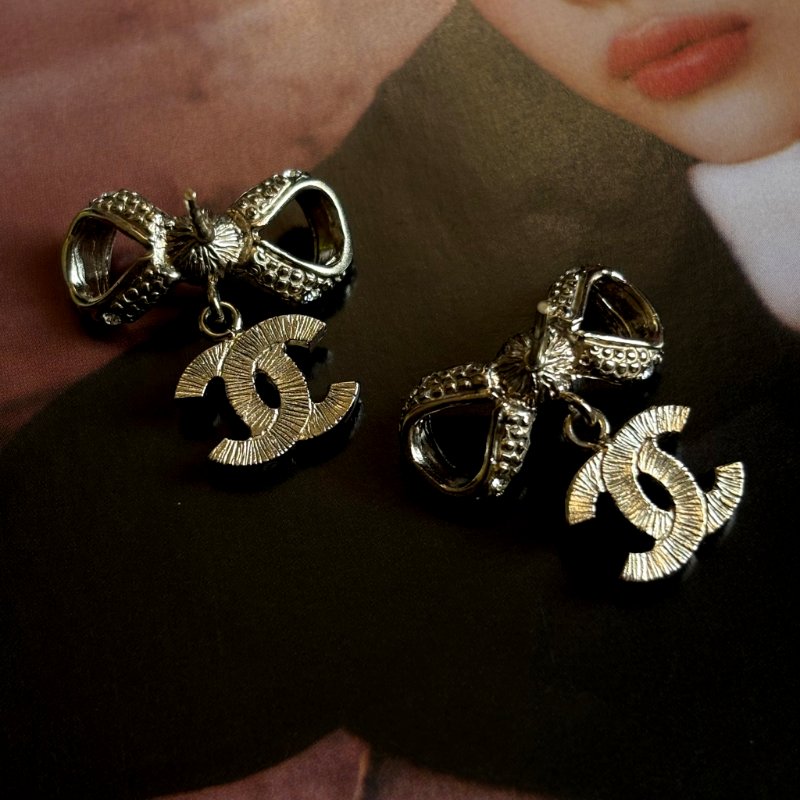 ::CHANEL:: 經典雙C LOGO水鑽鑲飾蝴蝶結造型穿式耳環(金色)-6