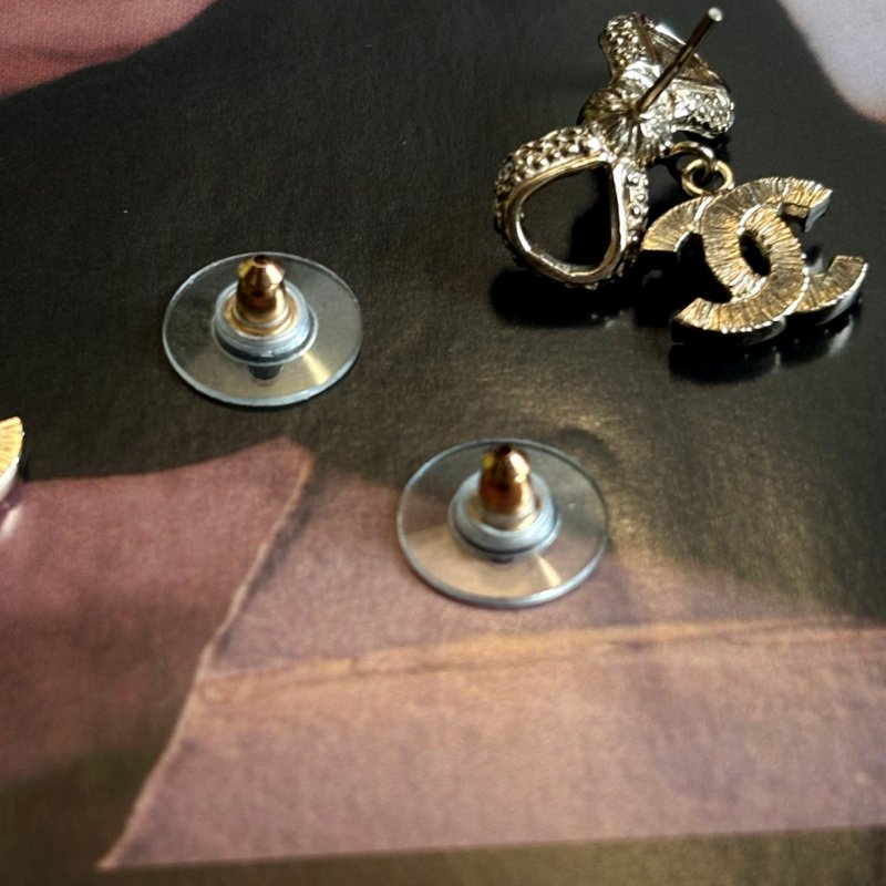 ::CHANEL:: 經典雙C LOGO水鑽鑲飾蝴蝶結造型穿式耳環(金色)-8