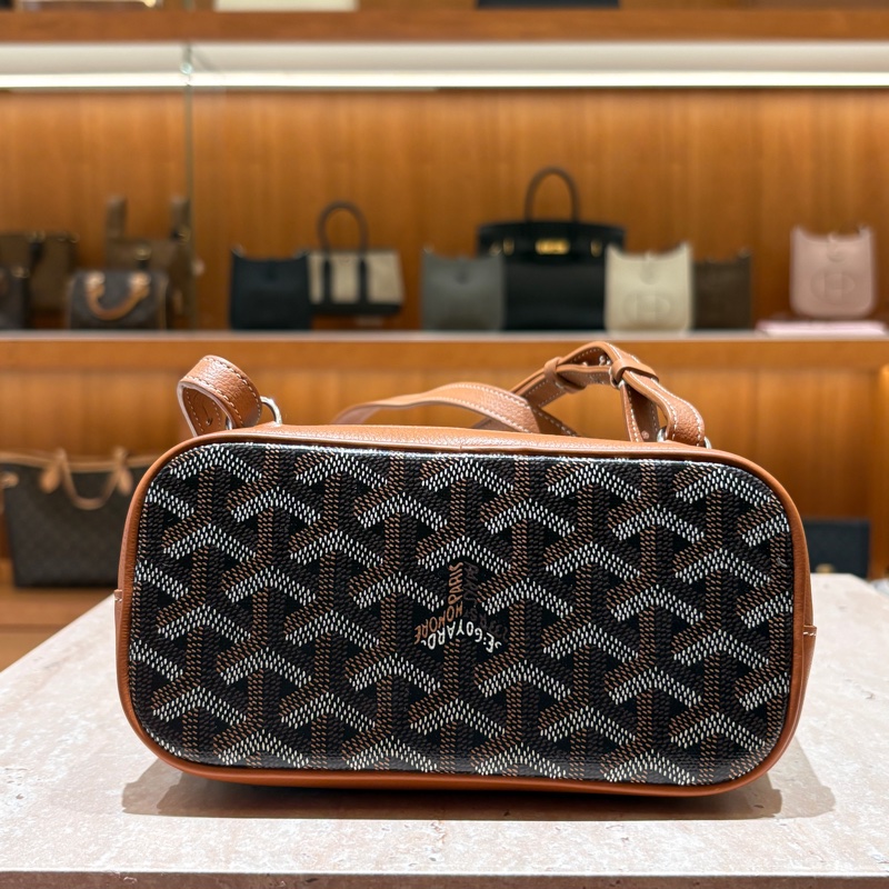 【經典焦糖棕 x 後背包界的優雅代表】Goyard Alpin Mini 迷你後背包|棕色帆布皮革拼接|輕巧百搭通勤首選-3