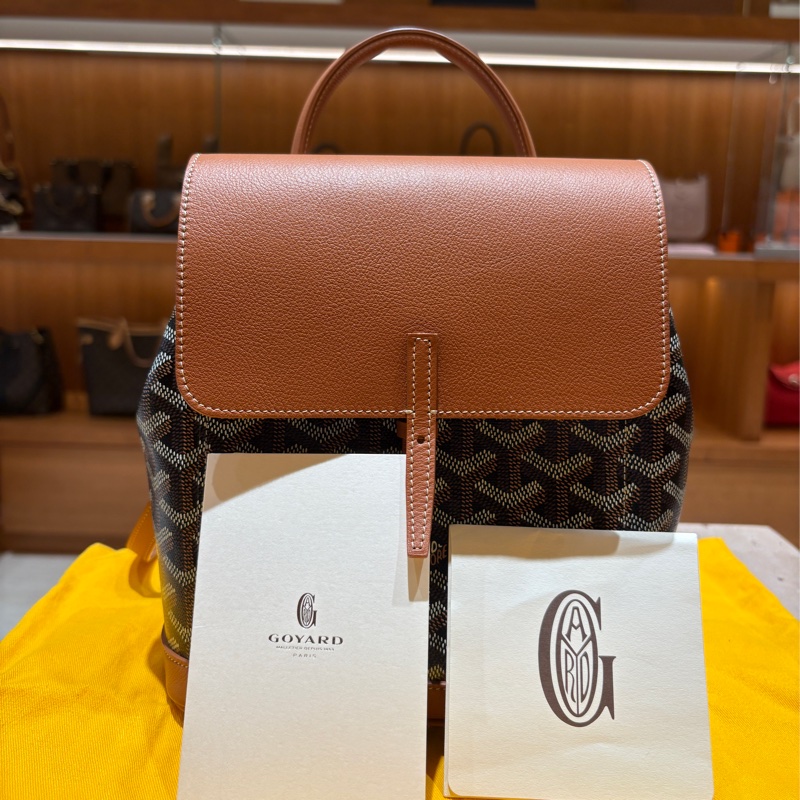 【經典焦糖棕 x 後背包界的優雅代表】Goyard Alpin Mini 迷你後背包|棕色帆布皮革拼接|輕巧百搭通勤首選-7