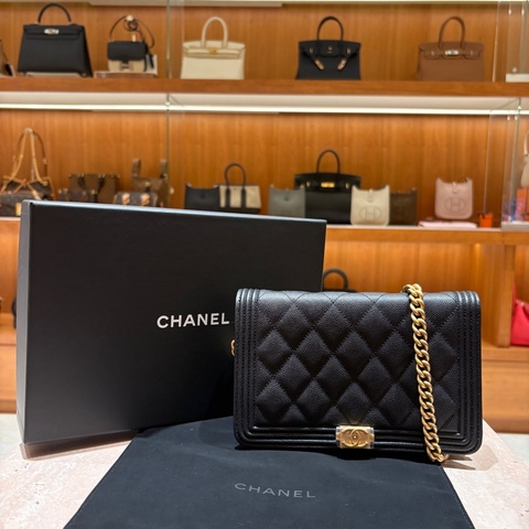 【經典菱格小金包、氣場與實用兼具】CHANEL BOY WOC 鏈帶皮夾｜黑色荔枝皮 金扣｜穿搭不敗款
