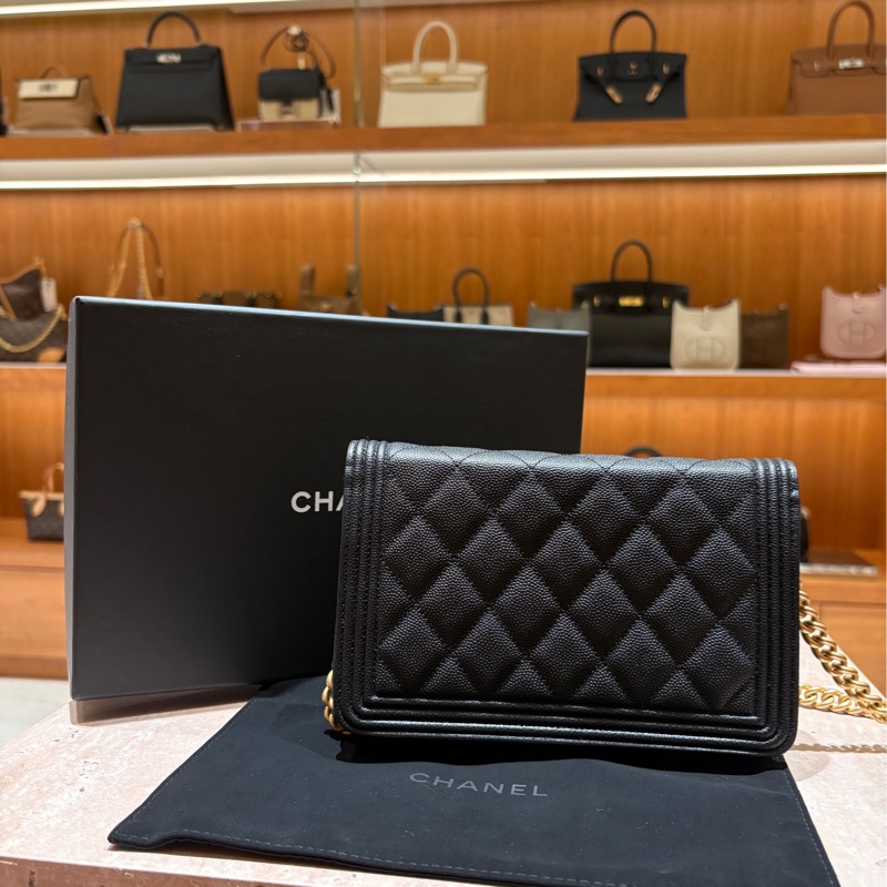 【經典菱格小金包、氣場與實用兼具】CHANEL BOY WOC 鏈帶皮夾|黑色荔枝皮 金扣|穿搭不敗款-1