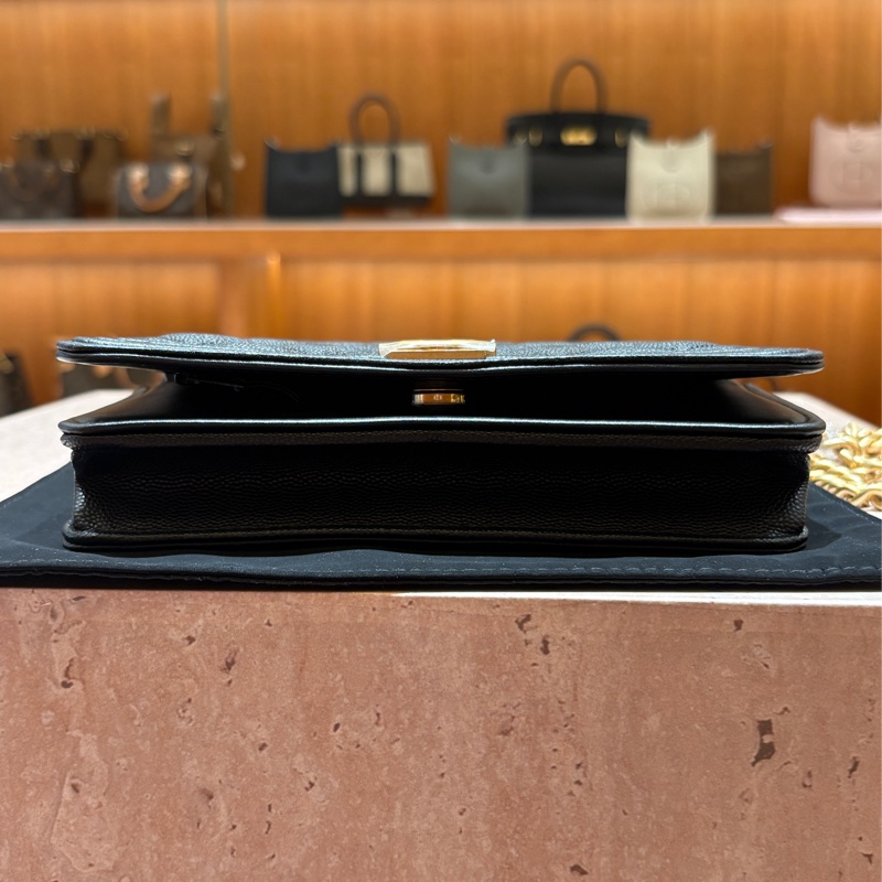 【經典菱格小金包、氣場與實用兼具】CHANEL BOY WOC 鏈帶皮夾|黑色荔枝皮 金扣|穿搭不敗款-2