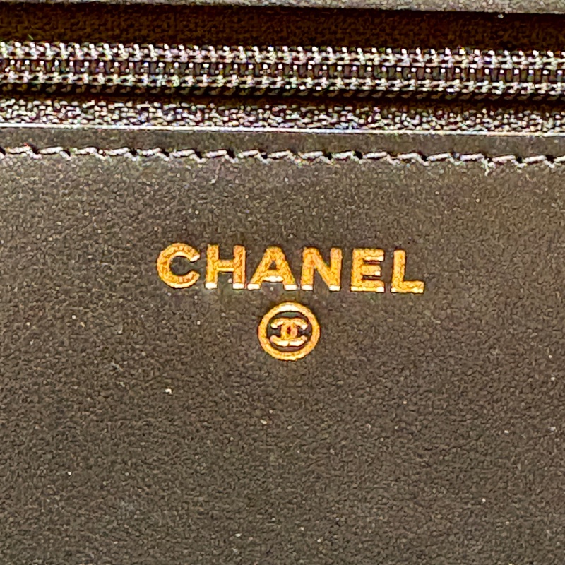 【經典菱格小金包、氣場與實用兼具】CHANEL BOY WOC 鏈帶皮夾|黑色荔枝皮 金扣|穿搭不敗款-3