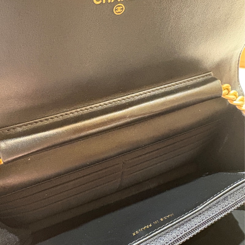 【經典菱格小金包、氣場與實用兼具】CHANEL BOY WOC 鏈帶皮夾|黑色荔枝皮 金扣|穿搭不敗款-4