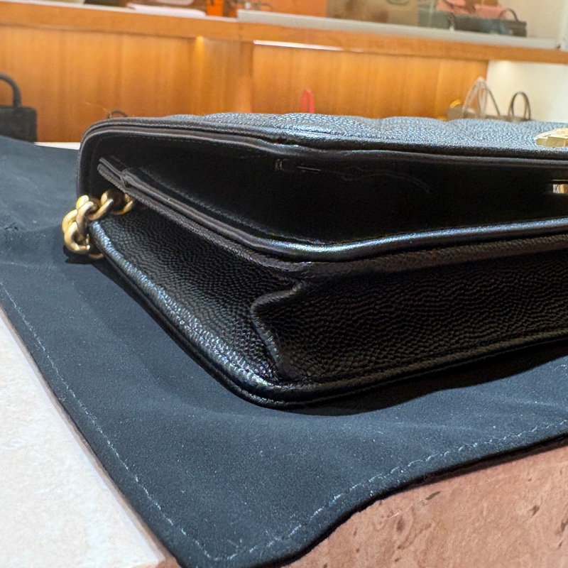【經典菱格小金包、氣場與實用兼具】CHANEL BOY WOC 鏈帶皮夾|黑色荔枝皮 金扣|穿搭不敗款-5