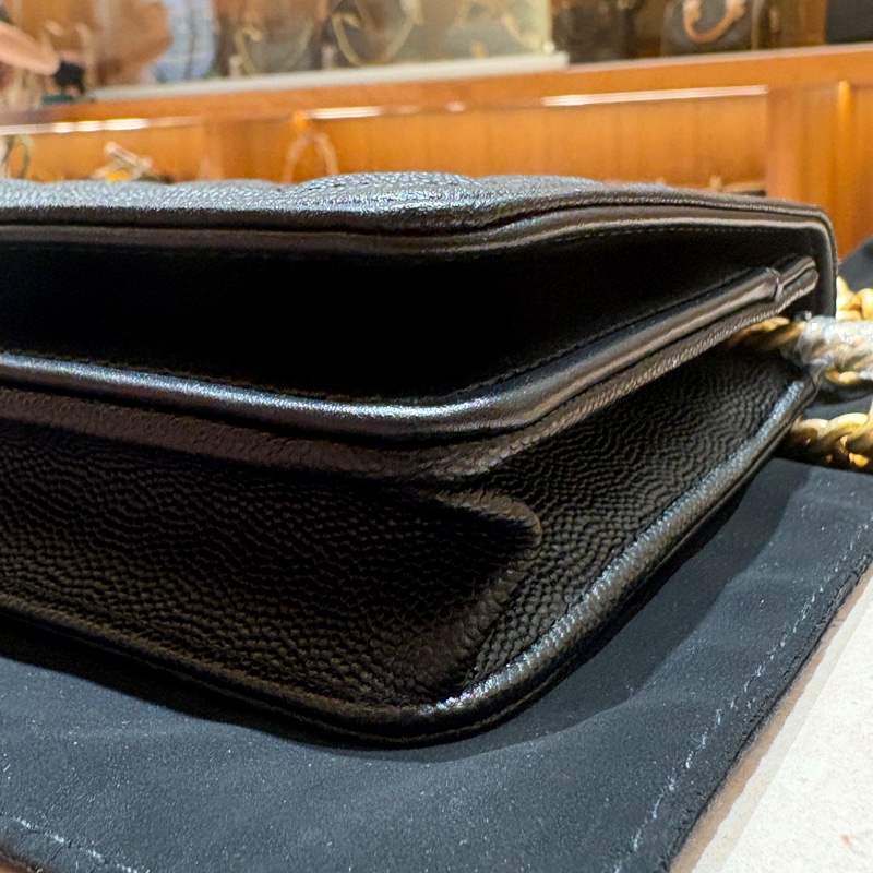 【經典菱格小金包、氣場與實用兼具】CHANEL BOY WOC 鏈帶皮夾|黑色荔枝皮 金扣|穿搭不敗款-6