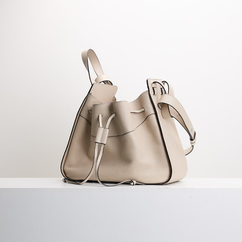 二手Loewe hammock抽繩款中號/沙色-2