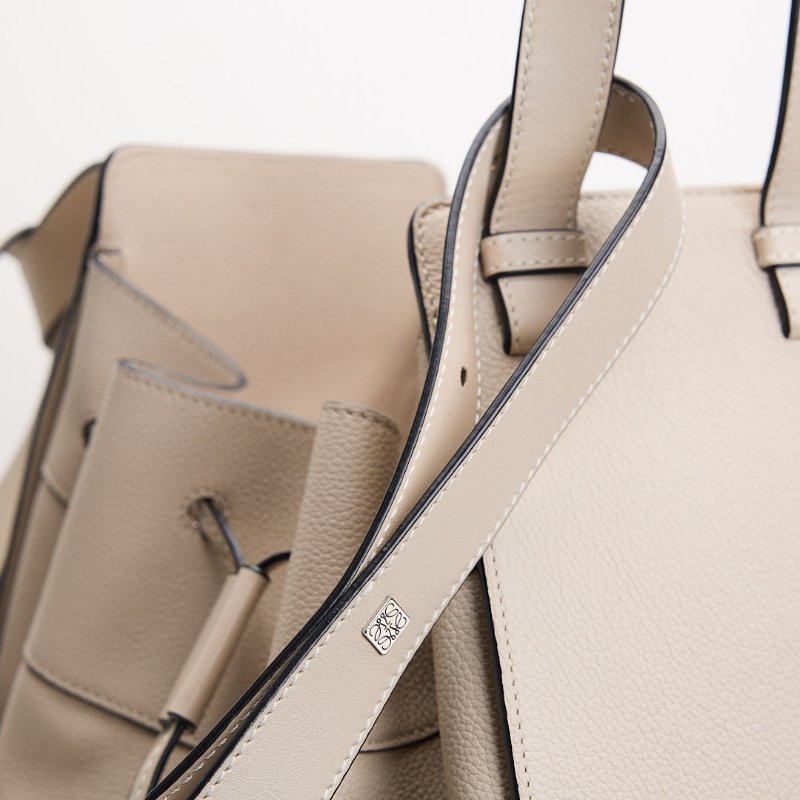 二手Loewe hammock抽繩款中號/沙色-14