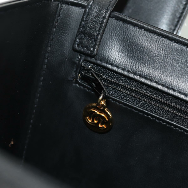 【日本直送】香奈兒雙色化妝包，羊皮材質，黑色金色雙C標誌，正品編號ka597V-27