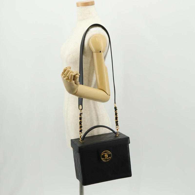 【日本直送】香奈兒雙色化妝包，羊皮材質，黑色金色雙C標誌，正品編號ka597V-30