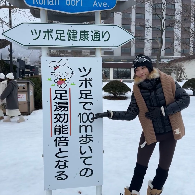 Moncler Armoise Giubbotto 黑色亮面 精典貉子毛 狐狸毛領 連帽外套 羽絨外套 防風外套 夾克-14