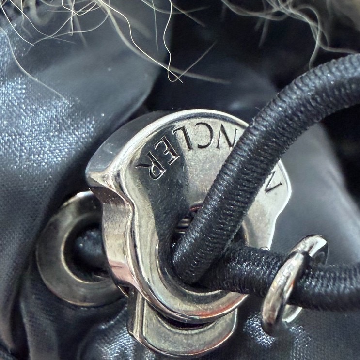 Moncler Armoise Giubbotto 黑色亮面 精典貉子毛 狐狸毛領 連帽外套 羽絨外套 防風外套 夾克-31