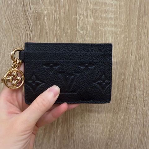 LV 黑牛皮壓紋Charms卡夾M82132