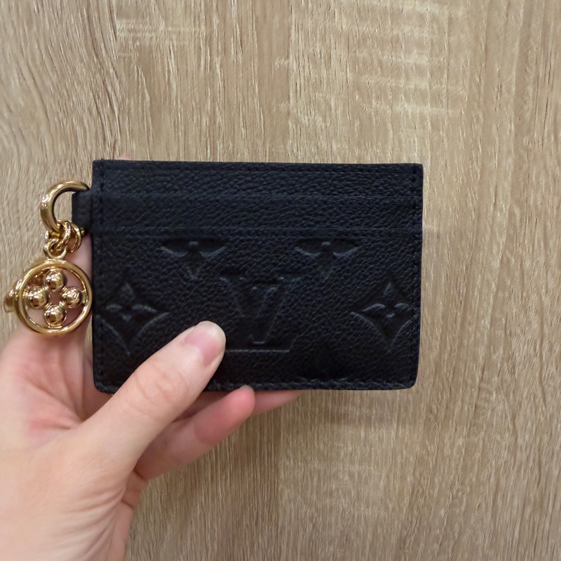 LV 黑牛皮壓紋Charms卡夾M82132-0