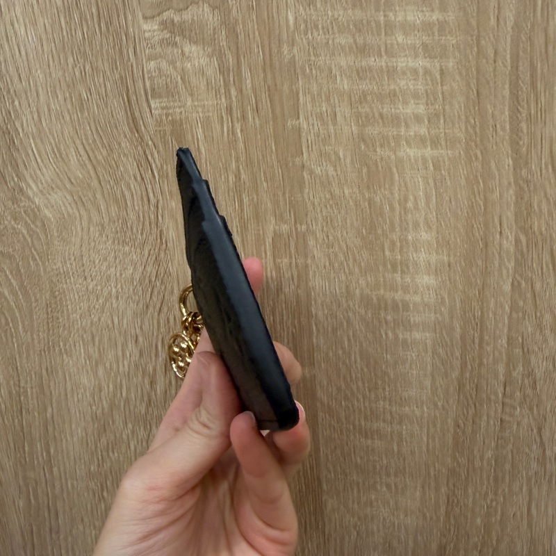 LV 黑牛皮壓紋Charms卡夾M82132-1