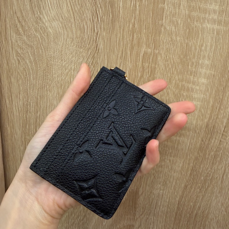 LV 黑牛皮壓紋Charms卡夾M82132-4