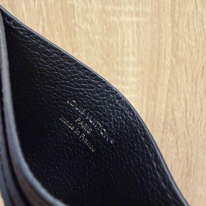 LV 黑牛皮壓紋Charms卡夾M82132-7