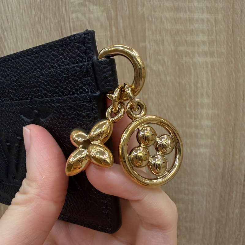 LV 黑牛皮壓紋Charms卡夾M82132-8