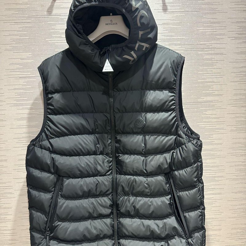 💎Han's house精品服飾💎moncler Nubiera 防風水 羽絨 連帽 背心 原價45000-0