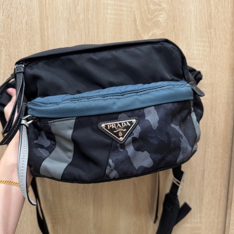 Prada 尼龍銀釦三層胸口包2VH038