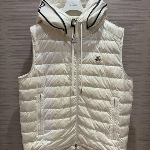 💎Han's house精品服飾💎 moncler Cardamine 羽絨 連帽 背心  原價54000