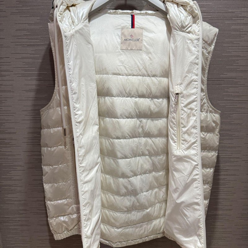 💎Han's house精品服飾💎 moncler Cardamine 羽絨 連帽 背心 原價54000-2