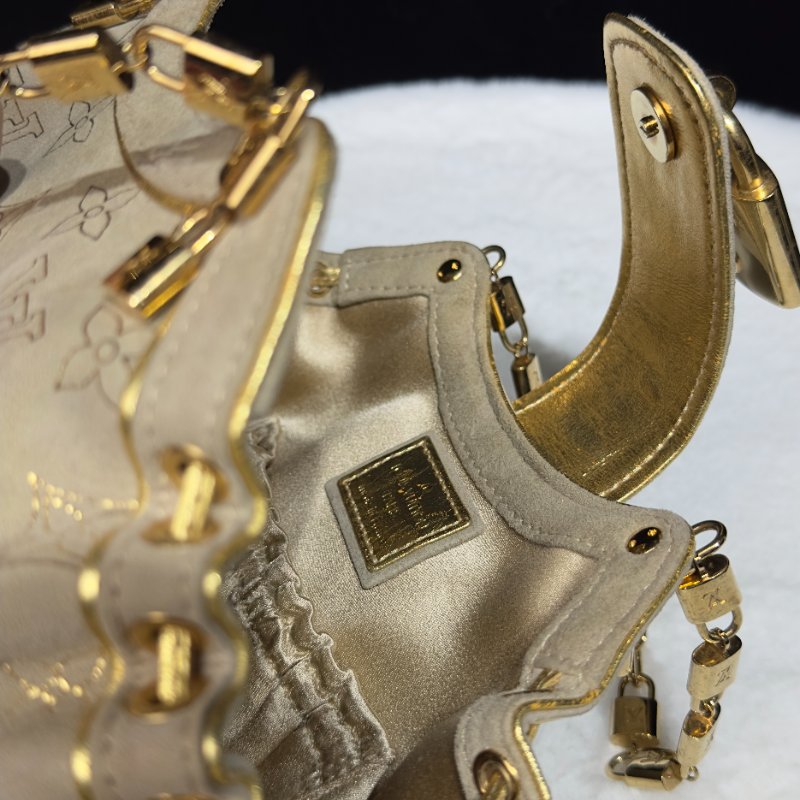 LOUIS VUITTON Theda PM 麂皮金邊餃子包-12