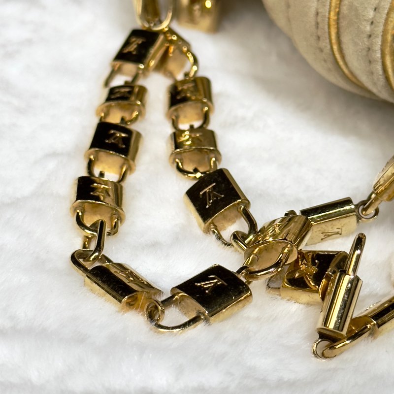 LOUIS VUITTON Theda PM 麂皮金邊餃子包-15