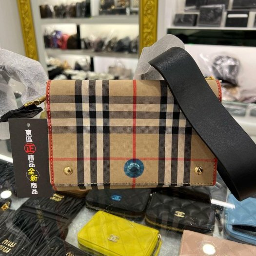 東區正精品㊣BURBERRY 80264541 全新格紋帆布翻蓋金釦斜背包肩背包 RZ5609-0