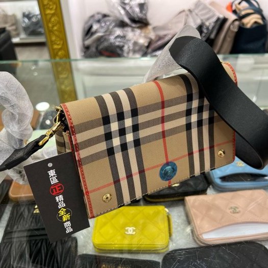 東區正精品㊣BURBERRY 80264541 全新格紋帆布翻蓋金釦斜背包肩背包 RZ5609-1