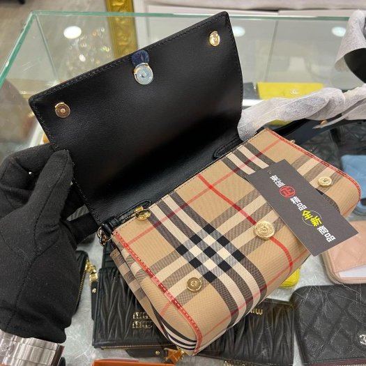 東區正精品㊣BURBERRY 80264541 全新格紋帆布翻蓋金釦斜背包肩背包 RZ5609-2