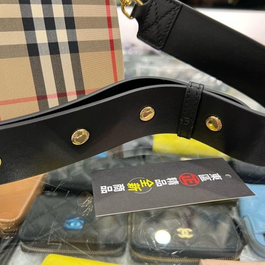 東區正精品㊣BURBERRY 80264541 全新格紋帆布翻蓋金釦斜背包肩背包 RZ5609-4