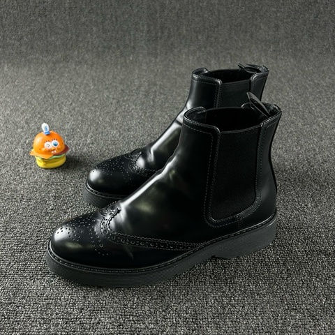 Prada普拉達黑色切爾西靴 尺碼：37 多碼經典款式 皮質細膩