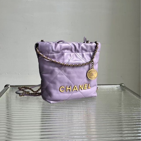 98新香奈兒22bagmini香芋紫可愛又精緻的一隻 24年的包 小牛皮材質 好成色 有使用痕跡