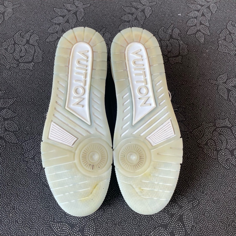 97新lv trainer黑老花44碼成色充新輕微磨損-3