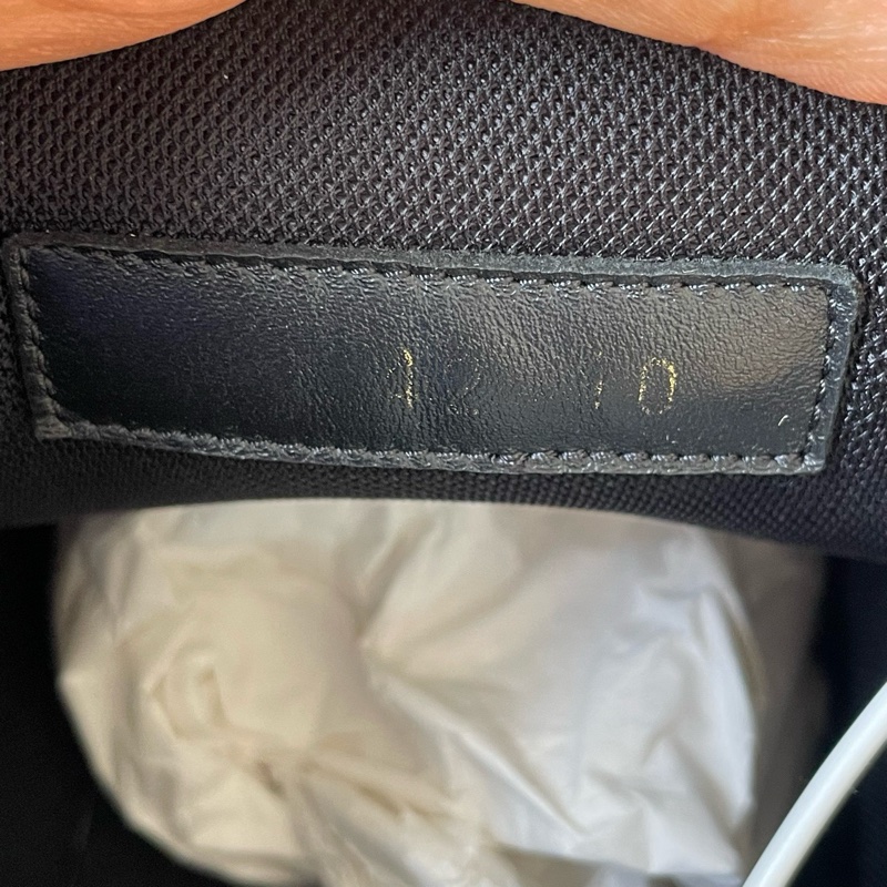 97新lv trainer黑老花44碼成色充新輕微磨損-4