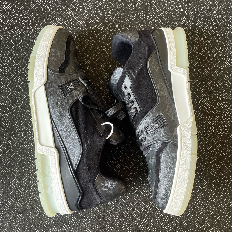 97新lv trainer黑老花44碼成色充新輕微磨損-5