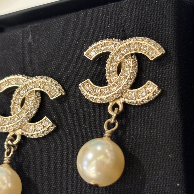 CHANEL淡金拼水鑽雙C 珍珠耳環-6