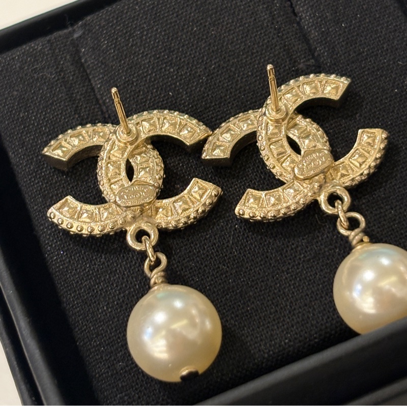 CHANEL淡金拼水鑽雙C 珍珠耳環-7