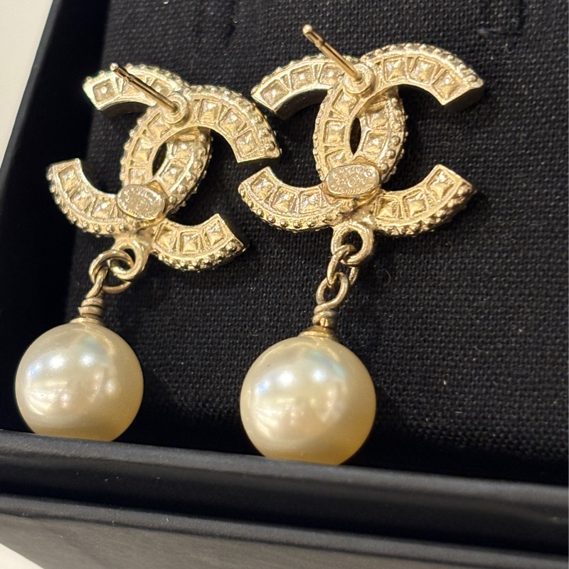 CHANEL淡金拼水鑽雙C 珍珠耳環-10