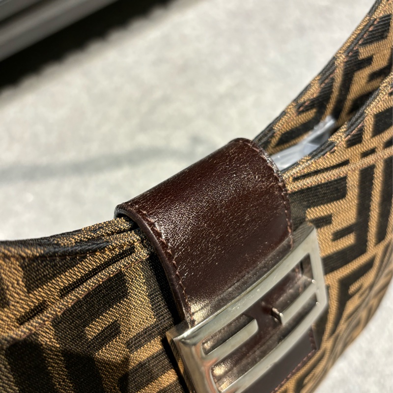 🏷️ Fendi 牛角法棍包-15