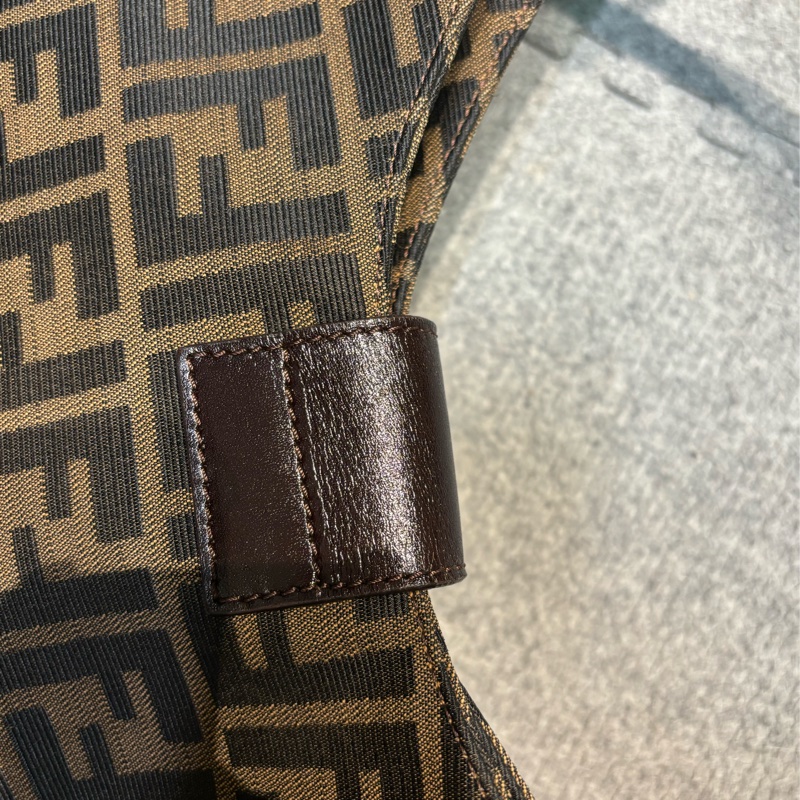 🏷️ Fendi 牛角法棍包-16