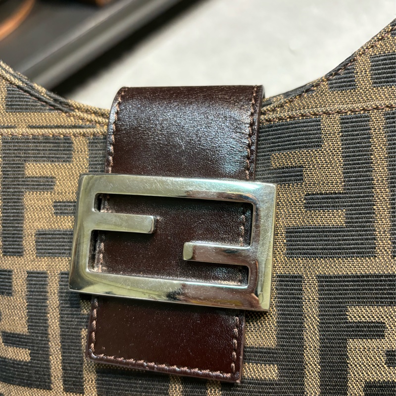 🏷️ Fendi 牛角法棍包-17